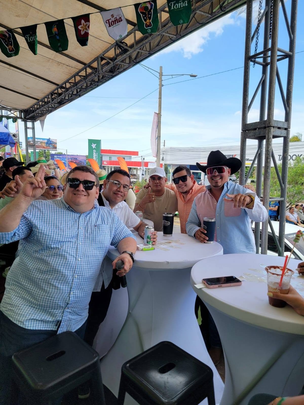 El Cochi con un grupo de amigos en un evento al aire libre