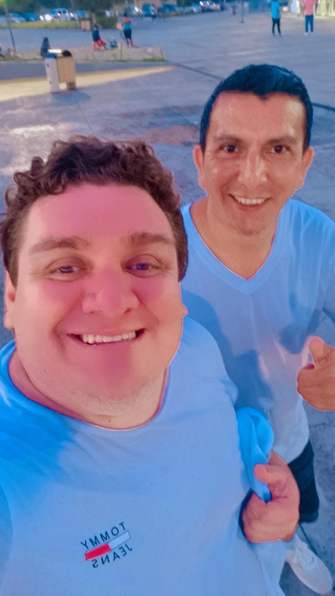 El Cochi con un amigo en selfie